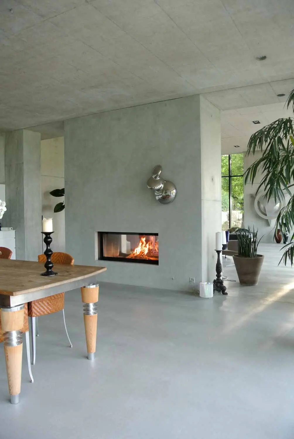 Moderner Speicherofen mit Sichtfenster